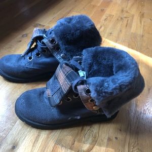 Bearpaw women’s size US 9 fur lined Grey boots